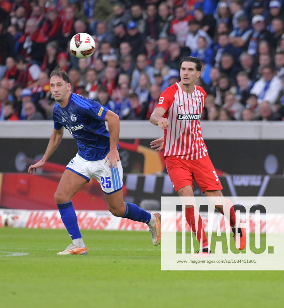 Fussball 1.Bundesliga, SC Freiburg - FC Schalke 04 v.l. Nikola Katic (FC Schalke 04), Igor Matanovic (SC Freiburg) Freiburg