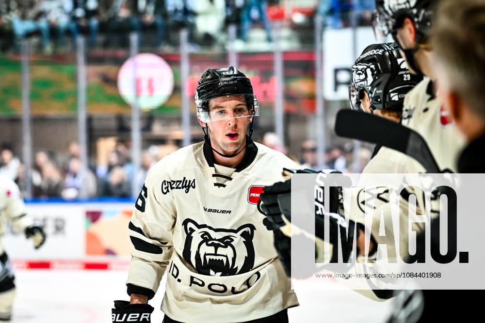 Torjubel, Jubel, Freude bei Torschütze Tommy Pasanen (Grizzlys Wolfsburg, 16), GER, Iserlohn Roosters vs. Grizzlys Wolfsburg, Eishockey, Penny-DEL, 08. Spieltag, Spielzeit 2026 2027, 11.10.2026, GER, Iserlohn Roosters vs. Grizzlys Wolfsburg, Eishockey, Penny-DEL, 08. Spieltag, Spielzeit 2026 2027, 11.10.2026 Iserlohn
