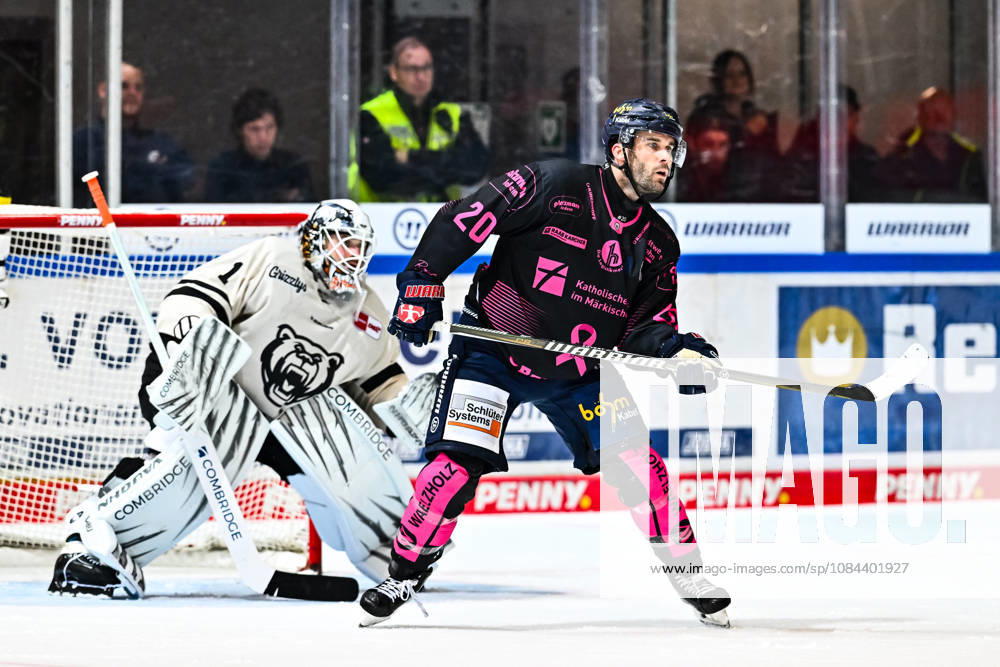 Justin Scott (Iserlohn Roosters, 20) Dustin Strahlmeier (Grizzlys Wolfsburg, 1), GER, Iserlohn Roosters vs. Grizzlys Wolfsburg, Eishockey, Penny-DEL, 08. Spieltag, Spielzeit 2026 2027, 11.10.2026, GER, Iserlohn Roosters vs. Grizzlys Wolfsburg, Eishockey, Penny-DEL, 08. Spieltag, Spielzeit 2026 2027, 11.10.2026 Iserlohn