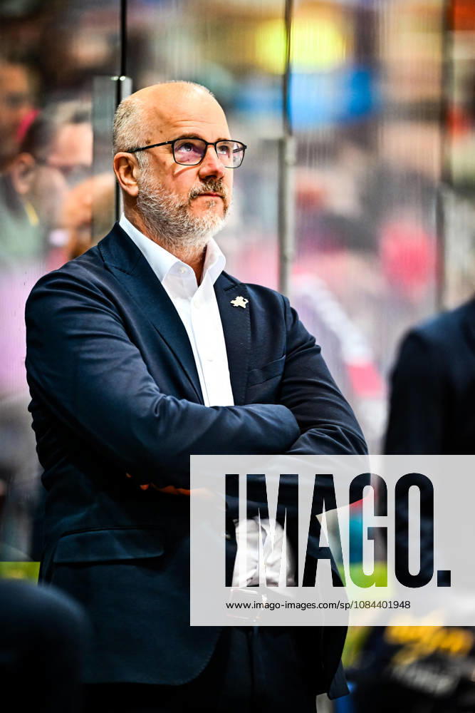 Feature, Symbolfoto, Stefan Nyman (Cheftrainer, Headcoach, Iserlohn Roosters), GER, Iserlohn Roosters vs. Grizzlys Wolfsburg, Eishockey, Penny-DEL, 08. Spieltag, Spielzeit 2026 2027, 11.10.2026, GER, Iserlohn Roosters vs. Grizzlys Wolfsburg, Eishockey, Penny-DEL, 08. Spieltag, Spielzeit 2026 2027, 11.10.2026 Iserlohn