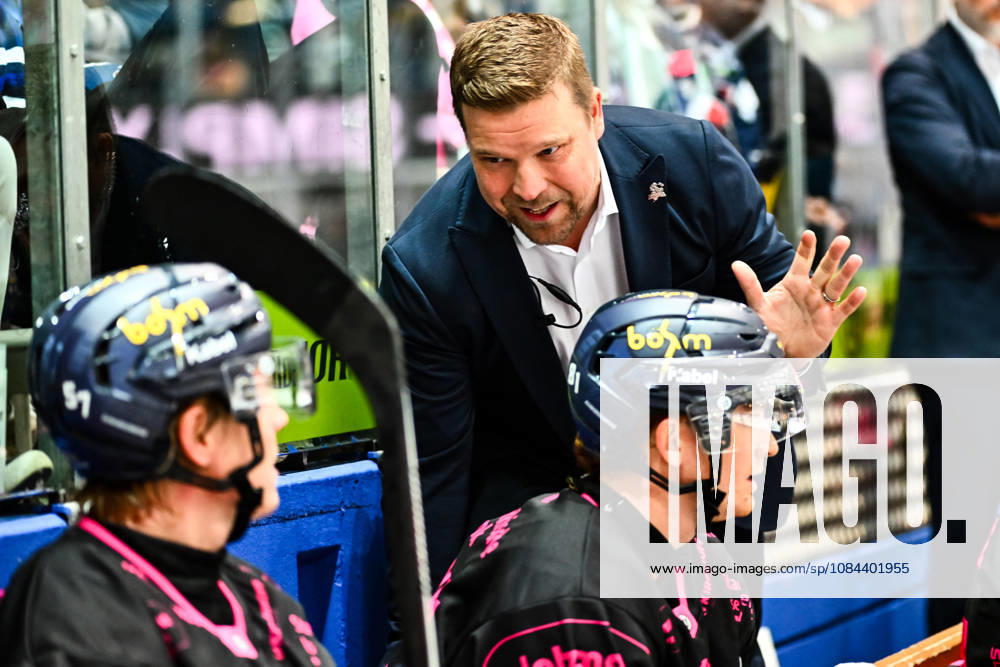 Jannu Kujala (Co-Trainer, Assistant Coach, Performance Coach, Iserlohn Roosters) Emil Johansson (Iserlohn Roosters, 57) Mac Hollowell (Iserlohn Roosters, 81), GER, Iserlohn Roosters vs. Grizzlys Wolfsburg, Eishockey, Penny-DEL, 08. Spieltag, Spielzeit 2026 2027, 11.10.2026, GER, Iserlohn Roosters vs. Grizzlys Wolfsburg, Eishockey, Penny-DEL, 08. Spieltag, Spielzeit 2026 2027, 11.10.2026 Iserlohn