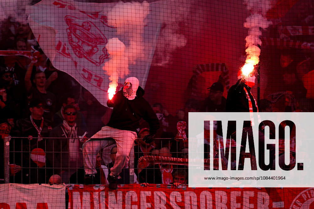 Herren, Fußball, 1.Bundesliga, 1.FC Köln - Borussia Mönchengladbach, Saison 2026 2027, RheinEnergieSTADION: Fans des 1.FC Köln zünden Pyrotechnik DFB regulations prohibit any use of photographs as image sequences and or quasi-video.