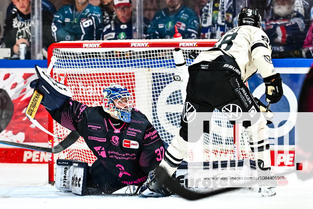 Hendrik Hane (Iserlohn Roosters, 32), Torjubel, Jubel, Freude bei Torschütze Tyler Gaudet (Grizzlys Wolfsburg, 58), GER, Iserlohn Roosters vs. Grizzlys Wolfsburg, Eishockey, Penny-DEL, 08. Spieltag, Spielzeit 2026 2027, 11.10.2026, GER, Iserlohn Roosters vs. Grizzlys Wolfsburg, Eishockey, Penny-DEL, 08. Spieltag, Spielzeit 2026 2027, 11.10.2026 Iserlohn