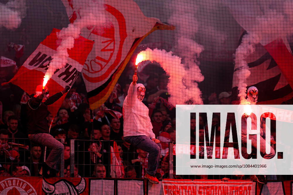 Herren, Fußball, 1.Bundesliga, 1.FC Köln - Borussia Mönchengladbach, Saison 2026 2027, RheinEnergieSTADION: Fans des 1.FC Köln zünden Pyrotechnik DFB regulations prohibit any use of photographs as image sequences and or quasi-video.