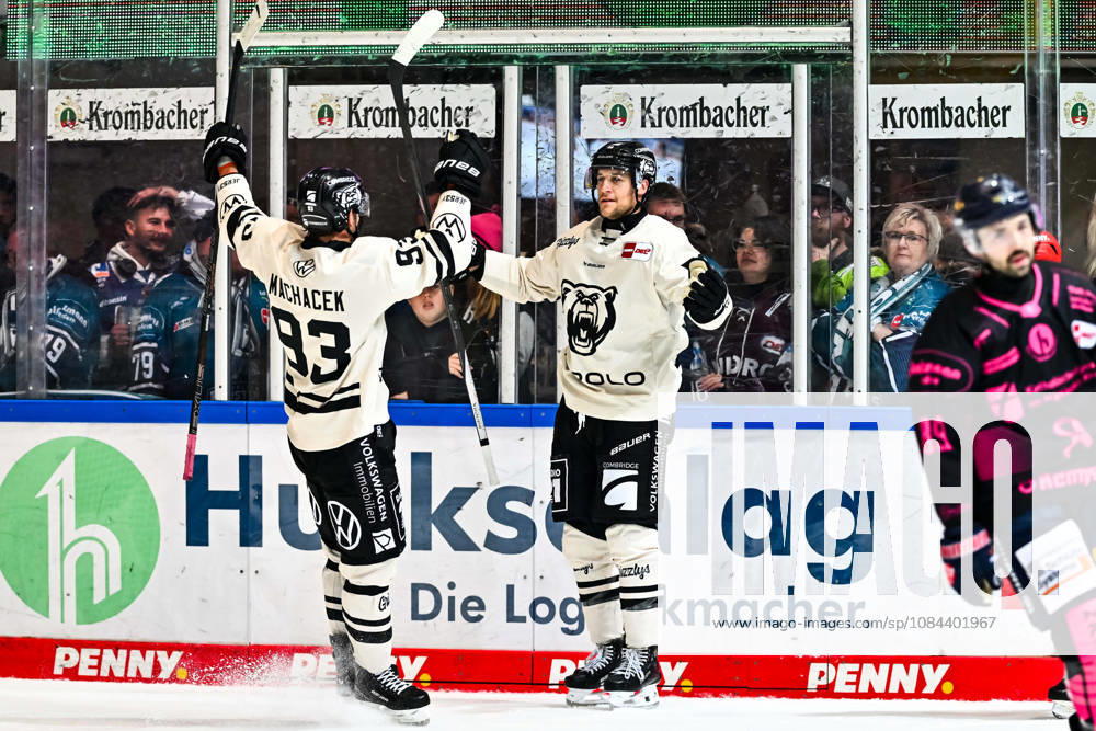 Torjubel, Jubel, Freude bei Torschütze Tyler Gaudet (Grizzlys Wolfsburg, 58) Spencer Machacek (Grizzlys Wolfsburg, 93), GER, Iserlohn Roosters vs. Grizzlys Wolfsburg, Eishockey, Penny-DEL, 08. Spieltag, Spielzeit 2026 2027, 11.10.2026, GER, Iserlohn Roosters vs. Grizzlys Wolfsburg, Eishockey, Penny-DEL, 08. Spieltag, Spielzeit 2026 2027, 11.10.2026 Iserlohn