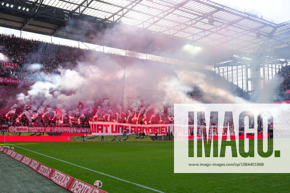 Herren, Fußball, 1.Bundesliga, 1.FC Köln - Borussia Mönchengladbach, Saison 2026 2027, RheinEnergieSTADION: Fans des 1.FC Köln zünden Pyrotechnik, rauch steigt auf DFB regulations prohibit any use of photographs as image sequences and or quasi-video.