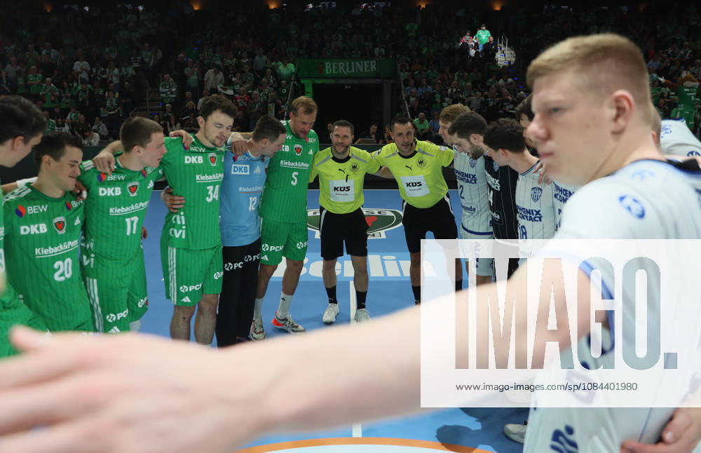 GER HBL Saison 2026 2027 FÜCHSE Berlin vs. TBV Lemgo, 11.10.26, MAX-SCHMELING-HALLE, Berlin, Begrüßung, Mittelkreis, beide Teams, Schiedsrichter