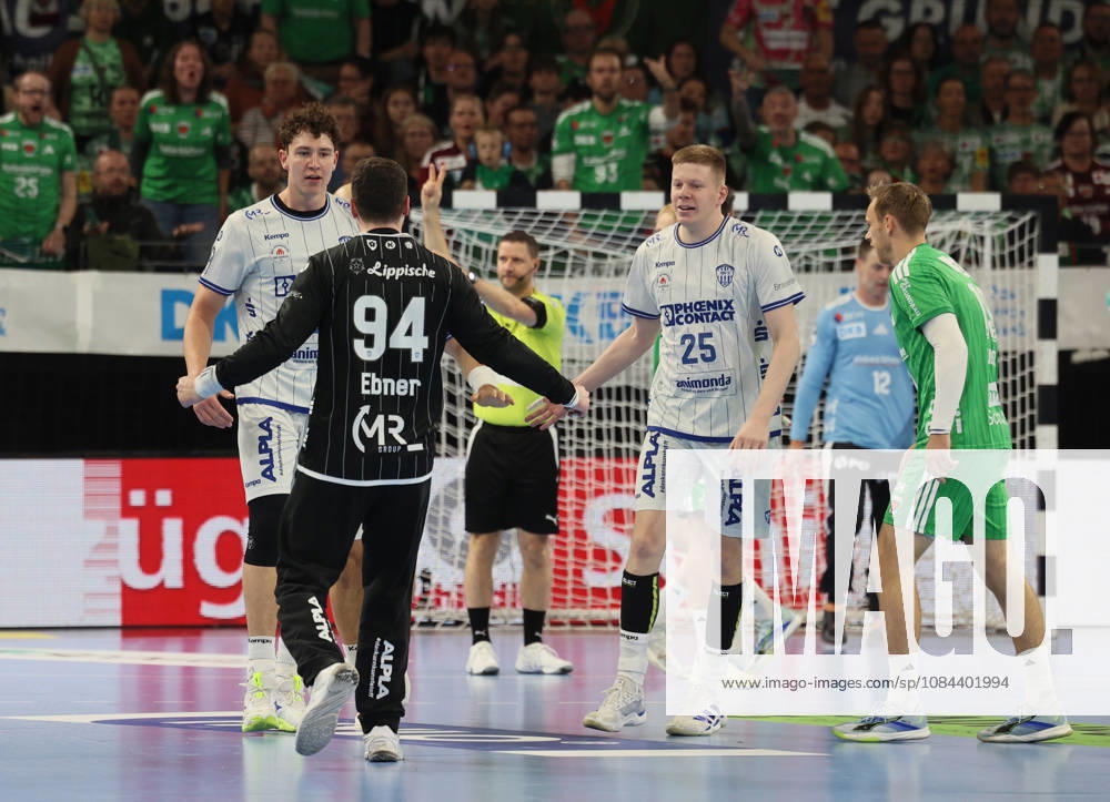 GER HBL Saison 2026 2027 FÜCHSE Berlin vs. TBV Lemgo, 11.10.26, MAX-SCHMELING-HALLE, Berlin, Domenico EBNER (TBV Lemgo Lippe 94) klatscht mit seinen Mitspielern Samuel ZEHNDER (TBV Lemgo Lippe 4) und Niels VERSTEIJNEN (TBV Lemgo Lippe 25) ab