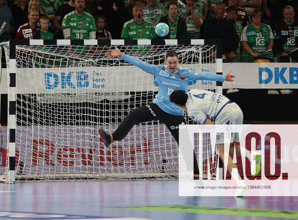 GER HBL Saison 2026 2027 FÜCHSE Berlin vs. TBV Lemgo, 11.10.26, MAX-SCHMELING-HALLE, Berlin, Samuel ZEHNDER (TBV Lemgo Lippe 4) verwandelt Strafwurf gegen Andreas PALICKA (Füchse Berlin 12)