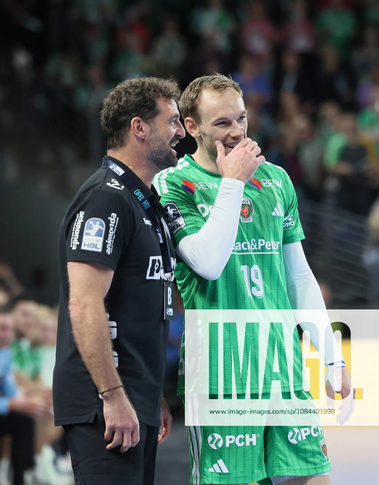 GER HBL Saison 2026 2027 FÜCHSE Berlin vs. TBV Lemgo, 11.10.26, MAX-SCHMELING-HALLE, Berlin, Kkeines Schwätzchen an der Seitenlinie, Florian KEHRMANN (TBV Lemgo Lippe_Trainer) und Mathias GIDSEL (Füchse Berlin 19)
