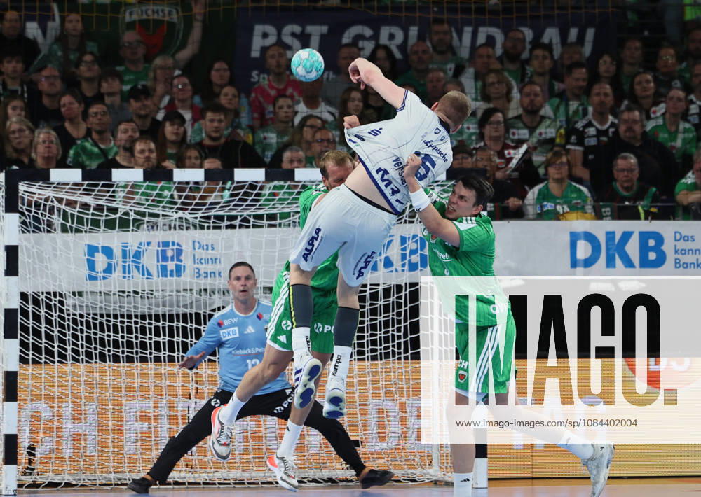 GER HBL Saison 2026 2027 FÜCHSE Berlin vs. TBV Lemgo, 11.10.26, MAX-SCHMELING-HALLE, Berlin, Fredrik SIMAK (Füchse Berlin 9) verteidigt gegen Niels VERSTEIJNEN (TBV Lemgo Lippe 25), Andreas PALICKA (Füchse Berlin 12) muss nicht eingreifen