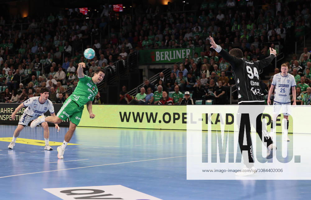 GER HBL Saison 2026 2027 FÜCHSE Berlin vs. TBV Lemgo, 11.10.26, MAX-SCHMELING-HALLE, Berlin, Tim FREIHÖFER (Füchse Berlin 20) wirft Siebenmeter gegen Domenico EBNER (TBV Lemgo Lippe 94), Strafwurf