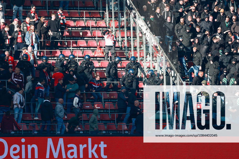 1. Bundesliga - 26 27 - 1. FC Köln - Borussia Mönchengladbach am 11.10.2026 im RheinEnergieSTADION in Köln Die Polizei muss den Bereich zwischen dem Gästeblock und den Heimbereich schützen