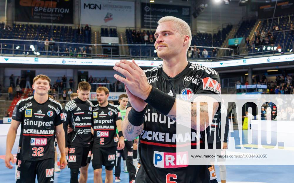 Handball - 1. Bundesliga OPEL HBL - Saison 2026 2027 - 08. Spieltag: HC Erlangen Metropolregion Nürnberg HCE - MT Melsungen - DaMa - - Jubel Freude nach Spielende - Marek Nissen (6, HC Erlangen HCE ) applaudiert klatscht in die Hände Zuschauer Publikum Fans zu