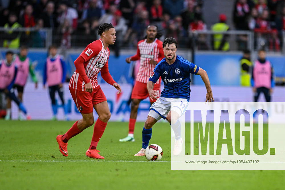 Fussball, Saison 2026 2027, Bundesliga, SC Freiburg - FC Schalke 04, Derry Scherhant (SC Freiburg), Adrian Gantenbein (FC Schalke 04) xRHR-FOTO YYx