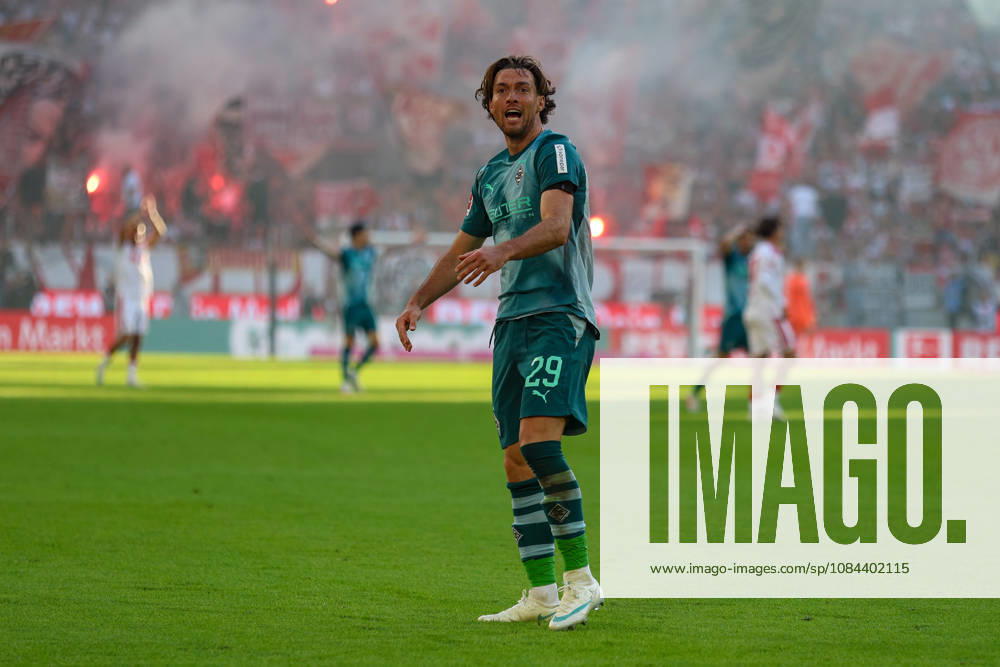 GER, Fussball, Herren, Bundesliga , 1. Bundesliga, Saison 2026 2027, 1. FC Köln - VfL Borussia Mönchengladbach Joe Scally (BMG) gestikuliert, Gestik