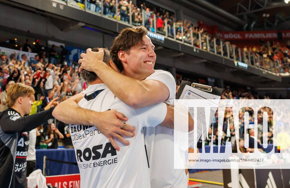 Handball - 1. Bundesliga OPEL HBL - Saison 2026 2027 - 08. Spieltag: HC Erlangen Metropolregion Nürnberg HCE - MT Melsungen - DaMa - - Jubel Freude nach Spielende - Johannes Sellin ( Trainer HC Erlangen HCE ) freut sich Freude jubelt Jubel