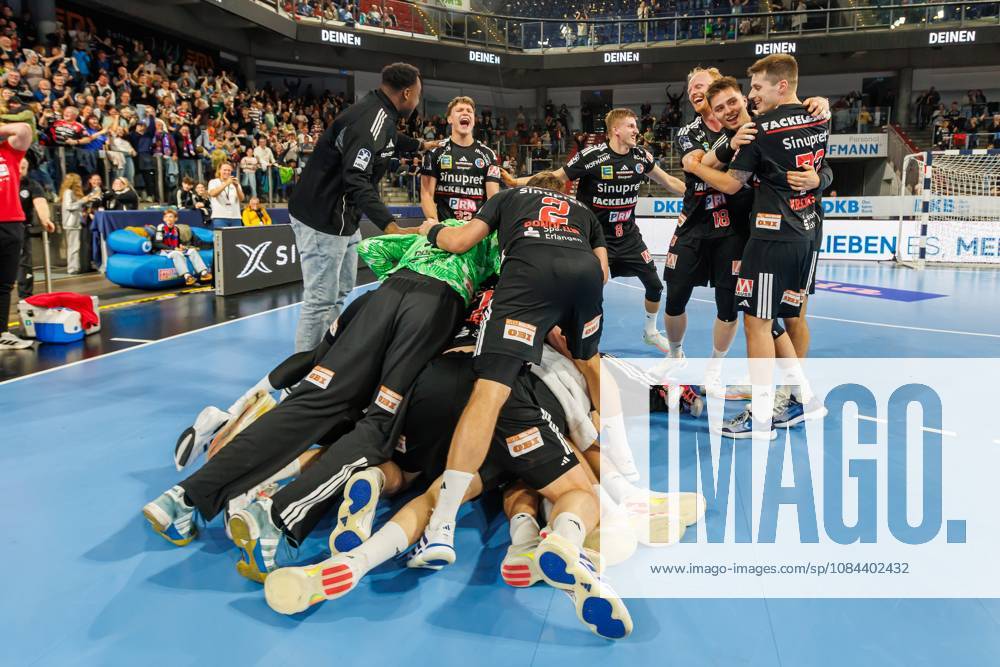 Handball - 1. Bundesliga OPEL HBL - Saison 2026 2027 - 08. Spieltag: HC Erlangen Metropolregion Nürnberg HCE - MT Melsungen - DaMa - - Jubel Freude nach Spielende - Mannschaft Team des HCE feiert mit Marek Nissen (6, HC Erlangen HCE ) nach letztem Tor