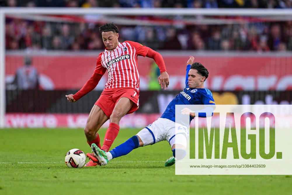 Fussball, Saison 2026 2027, Bundesliga, SC Freiburg - FC Schalke 04, Derry Scherhant (SC Freiburg), Soufiane El-Faouzi (FC Schalke 04) xRHR-FOTO YYx