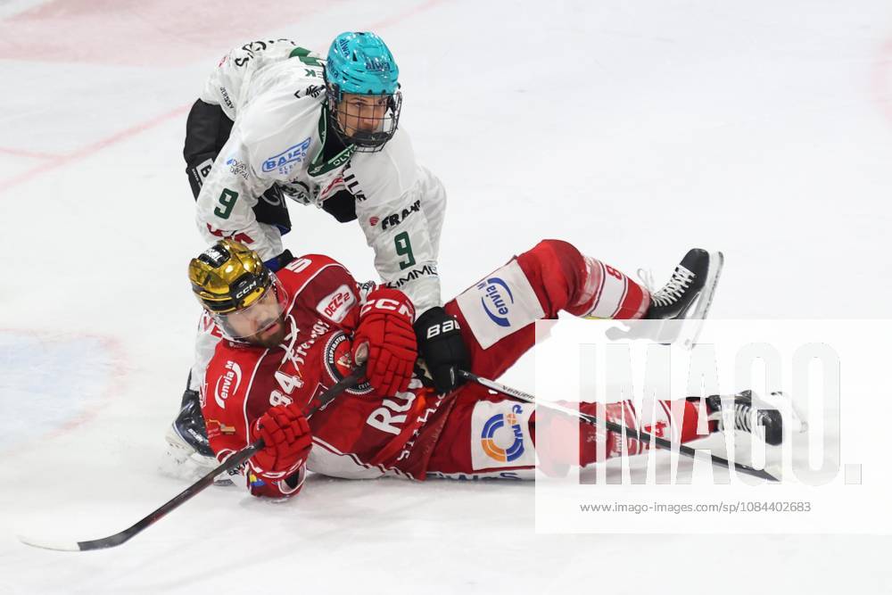 Sahnpark Crimmitschau 11.10.2026 Saison 2026 27 Eishockey 2. Bundesliga Hauptrunde Spiel 8. Kunsteisstadion Sachsen Sachsenderby Derby Eispiraten Eispiraten - Bietigheim Steelers Maksim Hanzek Bietigheim stehend - Louis Brune EPC tor liegt auf dem Eis Crimmitschau Sachsen Germany