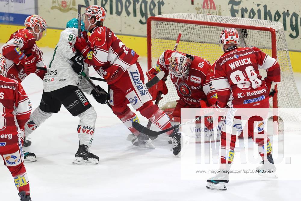 Sahnpark Crimmitschau 11.10.2026 Saison 2026 27 Eishockey 2. Bundesliga Hauptrunde Spiel 8. Kunsteisstadion Sachsen Sachsenderby Derby Eispiraten Eispiraten - Bietigheim Steelers Mike Fischer Bietiheim versucht es allein gegen Crimmitschau Kevin Reich Torhüter EPC hat den Puck Crimmitschau Sachsen Germany