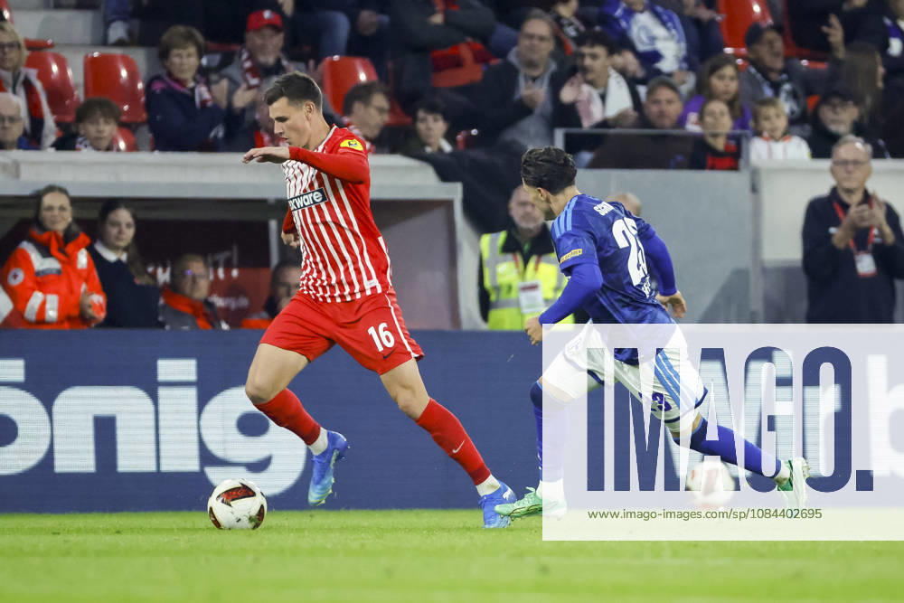 Yannik Engelhardt (SC Freiburg, 16) und Soufiane El-Faouzi (FC Schalke, 23) im Laufduell , Deutschland, Fussball, 1. Bundesliga, 5.Spieltag, 2026 2027, SC Freiburg vs. FC Schalke 04, 11.10.2026, Freiburg im Breisgau Europa-Park Stadion Deutschland