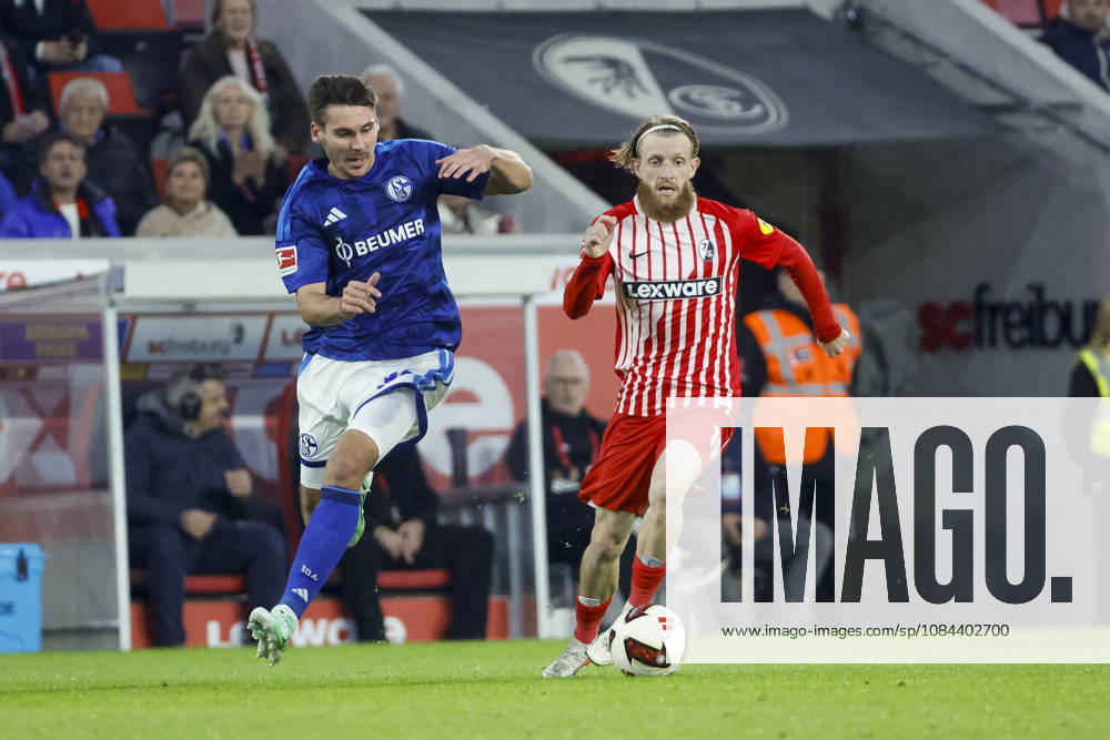 Maximilian Wöber, Wober (FC Schalke, 39) und Niklas Beste (SC Freiburg, 19) im Laufduell , Deutschland, Fussball, 1. Bundesliga, 5.Spieltag, 2026 2027, SC Freiburg vs. FC Schalke 04, 11.10.2026, Freiburg im Breisgau Europa-Park Stadion Deutschland