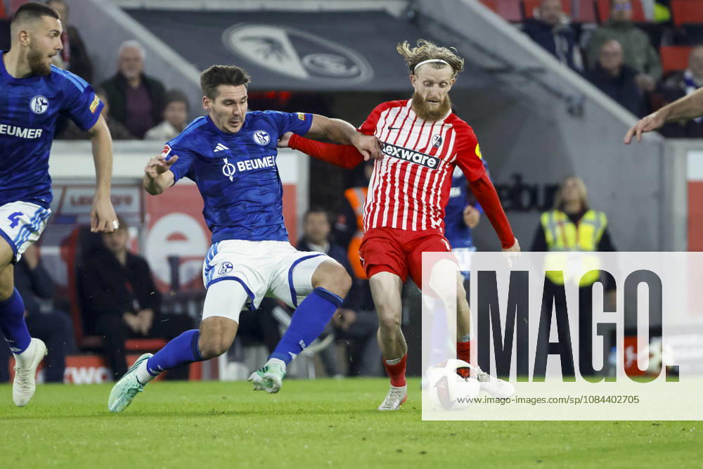 Maximilian Wöber, Wober (FC Schalke, 39) und Niklas Beste (SC Freiburg, 19) im Zweikampf , Deutschland, Fussball, 1. Bundesliga, 5.Spieltag, 2026 2027, SC Freiburg vs. FC Schalke 04, 11.10.2026, Freiburg im Breisgau Europa-Park Stadion Deutschland