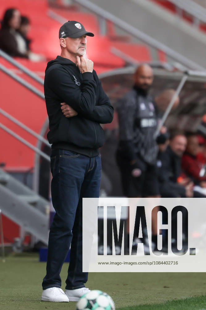 Ingolstadt, Deutschland 11. Oktober 2026: 3. Liga - 2026 2027 - 8. Spieltag - FC Ingolstadt 04 gegen SV Wehen Wiesbaden Im Bild: Trainer Achim Beierlorzer (FCI) nachdenklich auf dem Spielfeld. DFB DFL regulations prohibit any use of photographs as image sequences and or quasi-video