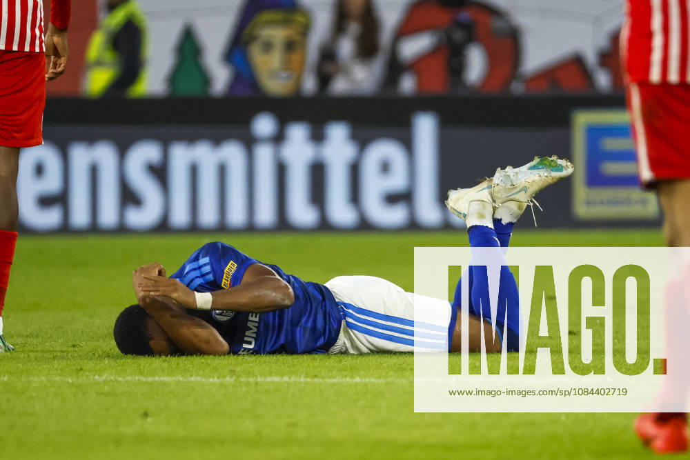 Moussa Sylla (FC Schalke, 09) verletzt am Boden , Deutschland, Fussball, 1. Bundesliga, 5.Spieltag, 2026 2027, SC Freiburg vs. FC Schalke 04, 11.10.2026, Freiburg im Breisgau Europa-Park Stadion Deutschland