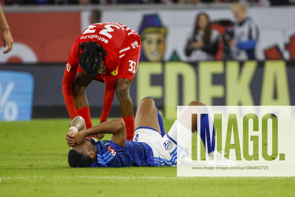 Jordy Makengo (SC Freiburg, 33) und Moussa Sylla (FC Schalke, 09) , Deutschland, Fussball, 1. Bundesliga, 5.Spieltag, 2026 2027, SC Freiburg vs. FC Schalke 04, 11.10.2026, Freiburg im Breisgau Europa-Park Stadion Deutschland