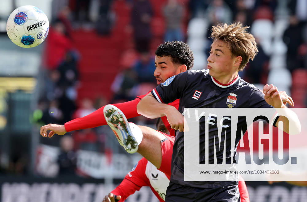 UTRECHT - FC Utrecht midfielder Oualid Agougil with Willem II midfielder Uriel van Aalst during the Vriendenloterij Eredivisie match between FC Utrecht and Willem II at Stadion Galgenwaard on 11 oktober 2026 in Utrecht, Nederland. PETER LOUS EYE4IMAGES DeFodi Images -
