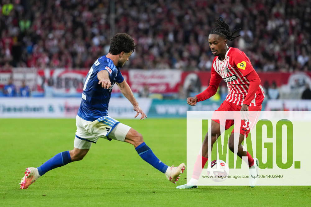 1. Bundesliga: SC Freiburg vs FC Schalke 04, 11.10.2026 Zweikampf zwischen Adrian Gantenbein (FC Schalke 04, 17) und Jordy Makengo (SC Freiburg, 33) 1. Bundesliga: SC Freiburg vs FC Schalke 04, Europa-Park-Stadion, 11.10.2026 DFB DFL REGULATIONS PROHIBIT ANY USE OF PHOTOGRAPHS AS IMAGE SEQUENCES AND OR QUASI-VIDEO.