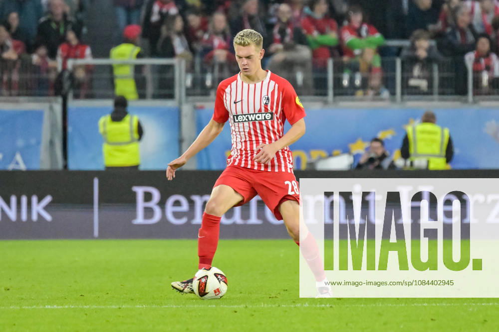 Matthias Ginter (SC Freiburg, 28) mit Ball. GER, SC Freiburg vs Schalke 04, Fussball, Bundesliga, 5. Spieltag, Saison 2026 2027, 11.10.2026 DFL DFB REGULATIONS PROHIBIT ANY USE OF PHOTOGRAPHS AS IMAGE SEQUENCES AND OR QUASI-VIDEO GER, SC Freiburg vs Schalke 04, Fussball, Bundesliga, 5. Spieltag, Saison 2026 2027, 11.10.2026 Freiburg