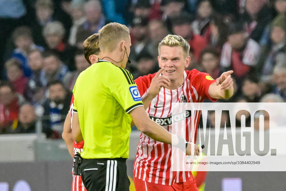 Matthias Ginter (SC Freiburg, 28) mit Gespraechbedarf bei Martin Petersen (Schiedsrichter) GER, SC Freiburg vs Schalke 04, Fussball, Bundesliga, 5. Spieltag, Saison 2026 2027, 11.10.2026 DFL DFB REGULATIONS PROHIBIT ANY USE OF PHOTOGRAPHS AS IMAGE SEQUENCES AND OR QUASI-VIDEO GER, SC Freiburg vs Schalke 04, Fussball, Bundesliga, 5. Spieltag, Saison 2026 2027, 11.10.2026 Freiburg