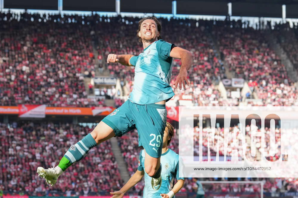 Herren, Fußball, 1.Bundesliga, 1.FC Köln - Borussia Mönchengladbach, Saison 2026 2027, RheinEnergieSTADION: Torjubel nach dem Tor zum 1:1 für Borussia Mönchengladbach durch Torschütze Joe Scally (Borussia Moenchengladbach, 29) zusammen mit Daiki Hashioka (Borussia Moenchengladbach, 14) DFB regulations prohibit any use of photographs as image sequences and or quasi-video.