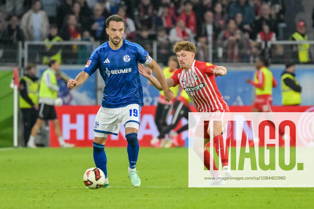 Kenan Karaman (FC Schalke 04, 19), Philipp Treu (SC Freiburg, 29) im Duell. GER, SC Freiburg vs Schalke 04, Fussball, Bundesliga, 5. Spieltag, Saison 2026 2027, 11.10.2026 DFL DFB REGULATIONS PROHIBIT ANY USE OF PHOTOGRAPHS AS IMAGE SEQUENCES AND OR QUASI-VIDEO GER, SC Freiburg vs Schalke 04, Fussball, Bundesliga, 5. Spieltag, Saison 2026 2027, 11.10.2026 Freiburg