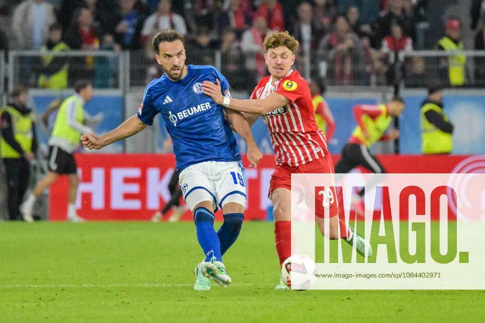 Kenan Karaman (FC Schalke 04, 19), Philipp Treu (SC Freiburg, 29) im Duell. GER, SC Freiburg vs Schalke 04, Fussball, Bundesliga, 5. Spieltag, Saison 2026 2027, 11.10.2026 DFL DFB REGULATIONS PROHIBIT ANY USE OF PHOTOGRAPHS AS IMAGE SEQUENCES AND OR QUASI-VIDEO GER, SC Freiburg vs Schalke 04, Fussball, Bundesliga, 5. Spieltag, Saison 2026 2027, 11.10.2026 Freiburg