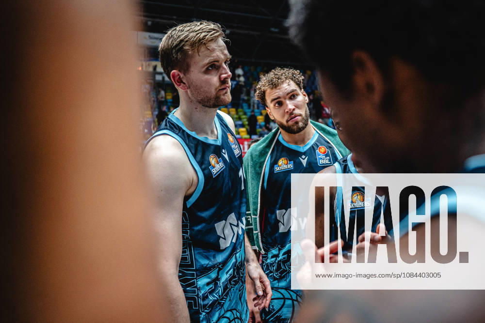 Basketball easyCredit BBL Bundesliga, Frankfurt Skyliners - Veolia Towers Hamburg v.l. Till Pape (Skyliners Frankfurt), Race Thompson (Skyliners Frankfurt) Frankfurt am Main