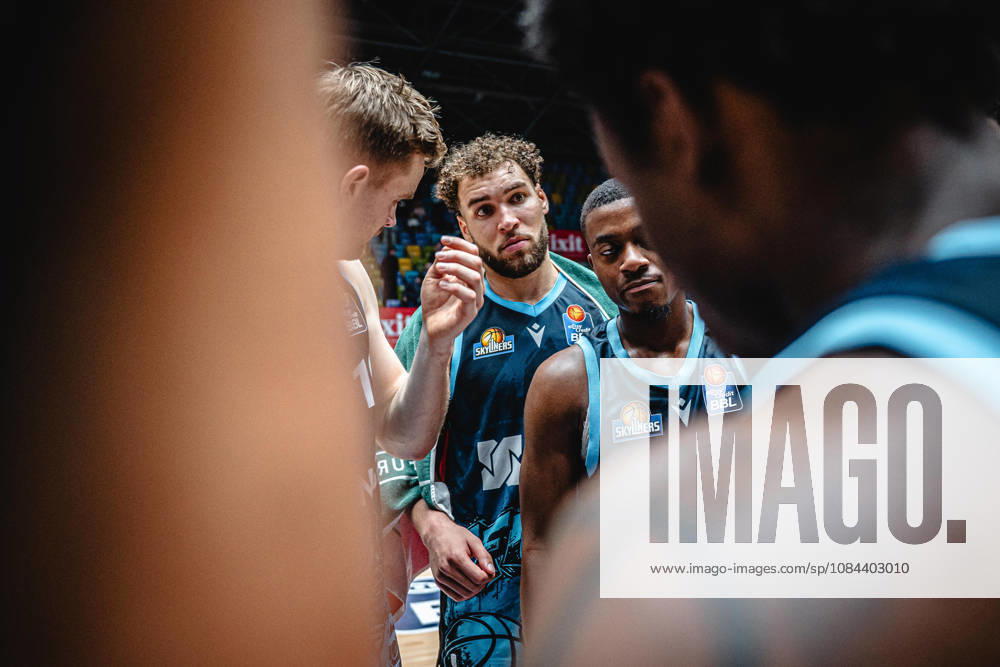 Basketball easyCredit BBL Bundesliga, Frankfurt Skyliners - Veolia Towers Hamburg v.l. Till Pape (Skyliners Frankfurt), Race Thompson (Skyliners Frankfurt), Nahiem Alleyne (Skyliners Frankfurt) Frankfurt am Main