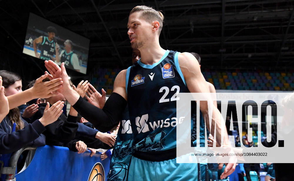 Basketball easyCredit BBL Bundesliga, Frankfurt Skyliners - Veolia Towers Hamburg v.l. Thomas Klepeisz (Fraport Skyliners Frankfurt), Mimik, Gestik, Emotion, feiert, bejubelt den Sieg mit den Fans Frankfurt am Main