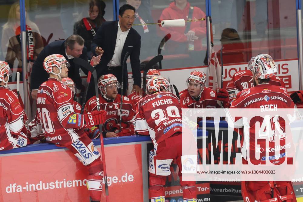 Sahnpark Crimmitschau 11.10.2026 Saison 2026 27 Eishockey 2. Bundesliga Hauptrunde Spiel 8. Kunsteisstadion Sachsen Sachsenderby Derby Eispiraten Eispiraten - Bietigheim Steelers Jussi Tuores Trainer EPC links und Esbjörn Hofverberg Co Trainer sprechen mit den Spielern Crimmitschau Sachsen Germany