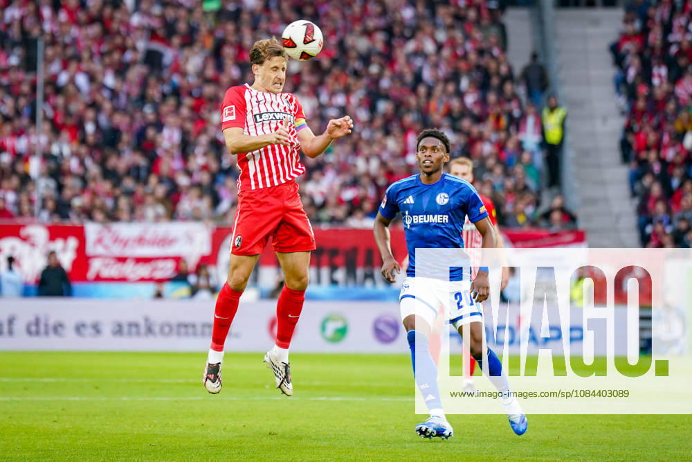 Deutschland: Fußball Bundesliga 2026 - 2027, 5. Spieltag - SC Freiburg - FC Schalke 04 - Europa-Park-Stadion (Freiburg): Maximilian Eggestein (SC Freiburg, 8) am Ball, Junior Adamu (FC Schalke 04, 20)