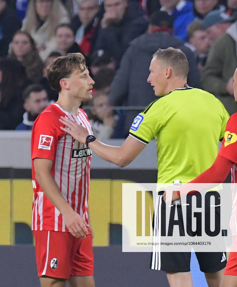 Fussball 1.Bundesliga, SC Freiburg - FC Schalke 04 v.l. Maximilian Eggestein (SC Freiburg), Schiedsrichter Martin Petersen Freiburg