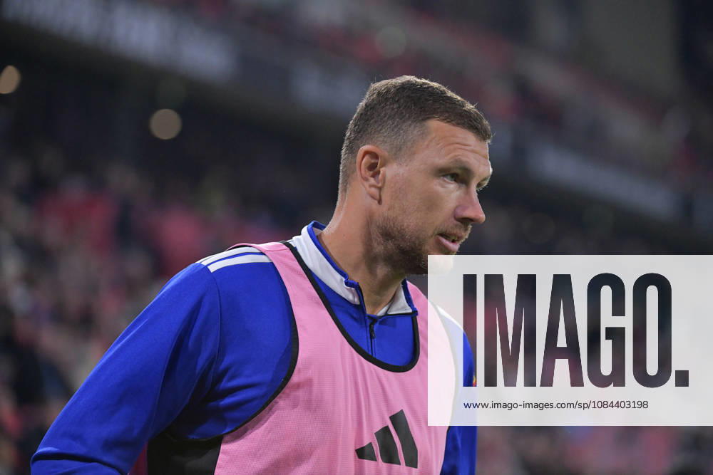 Fussball 1.Bundesliga, SC Freiburg - FC Schalke 04 v.l. Edin Dzeko (FC Schalke 04) Freiburg