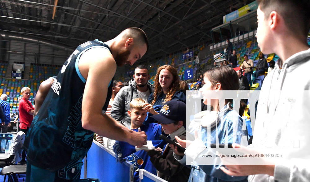 Basketball easyCredit BBL Bundesliga, Frankfurt Skyliners - Veolia Towers Hamburg v.l. Radii Caisin (Fraport Skyliners Frankfurt), Mimik, Gestik, Emotion, feiert, bejubelt den Sieg mit den Fans, gibt Autogramme Frankfurt am Main
