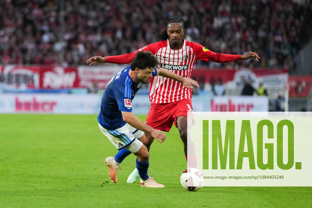 1. Bundesliga: SC Freiburg vs FC Schalke 04, 11.10.2026 Zweikampf zwischen Adrian Gantenbein (FC Schalke 04, 17) und Jordy Makengo (SC Freiburg, 33) 1. Bundesliga: SC Freiburg vs FC Schalke 04, Europa-Park-Stadion, 11.10.2026 DFB DFL REGULATIONS PROHIBIT ANY USE OF PHOTOGRAPHS AS IMAGE SEQUENCES AND OR QUASI-VIDEO.