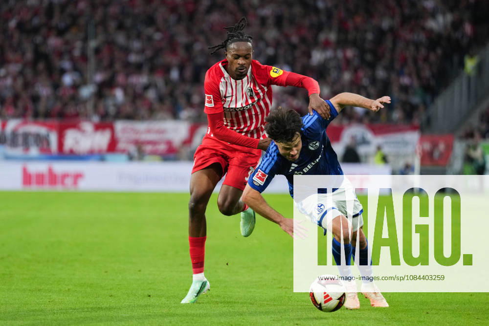 1. Bundesliga: SC Freiburg vs FC Schalke 04, 11.10.2026 Zweikampf zwischen Adrian Gantenbein (FC Schalke 04, 17) und Jordy Makengo (SC Freiburg, 33) 1. Bundesliga: SC Freiburg vs FC Schalke 04, Europa-Park-Stadion, 11.10.2026 DFB DFL REGULATIONS PROHIBIT ANY USE OF PHOTOGRAPHS AS IMAGE SEQUENCES AND OR QUASI-VIDEO.