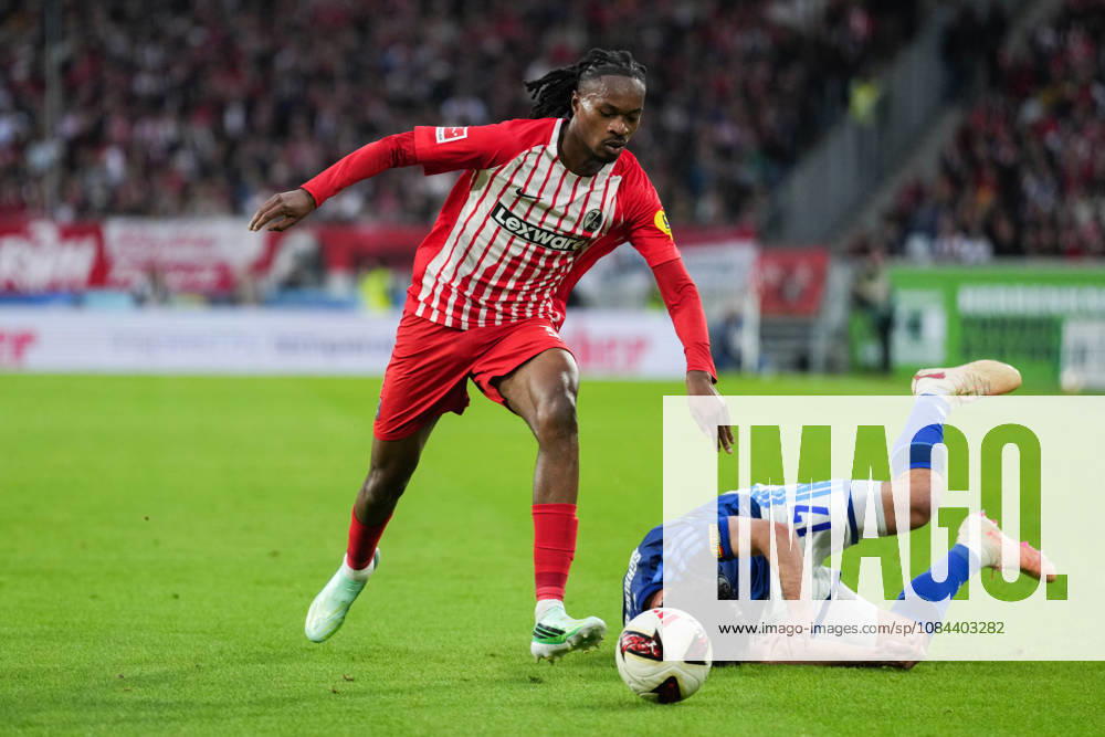 1. Bundesliga: SC Freiburg vs FC Schalke 04, 11.10.2026 Zweikampf zwischen Adrian Gantenbein (FC Schalke 04, 17) und Jordy Makengo (SC Freiburg, 33) 1. Bundesliga: SC Freiburg vs FC Schalke 04, Europa-Park-Stadion, 11.10.2026 DFB DFL REGULATIONS PROHIBIT ANY USE OF PHOTOGRAPHS AS IMAGE SEQUENCES AND OR QUASI-VIDEO.
