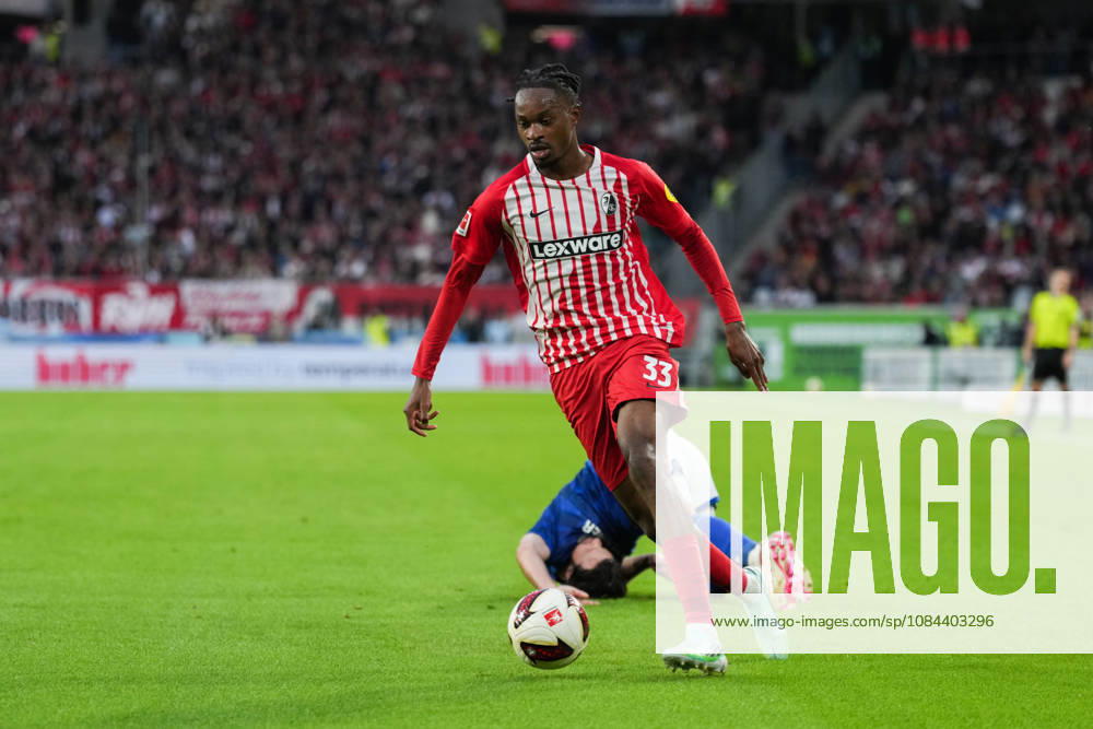 1. Bundesliga: SC Freiburg vs FC Schalke 04, 11.10.2026 Zweikampf zwischen Adrian Gantenbein (FC Schalke 04, 17) und Jordy Makengo (SC Freiburg, 33) 1. Bundesliga: SC Freiburg vs FC Schalke 04, Europa-Park-Stadion, 11.10.2026 DFB DFL REGULATIONS PROHIBIT ANY USE OF PHOTOGRAPHS AS IMAGE SEQUENCES AND OR QUASI-VIDEO.